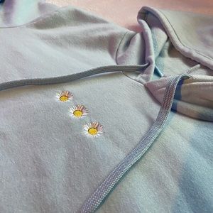 Woman’s Large Baby Blue Daisy Sweatshirt